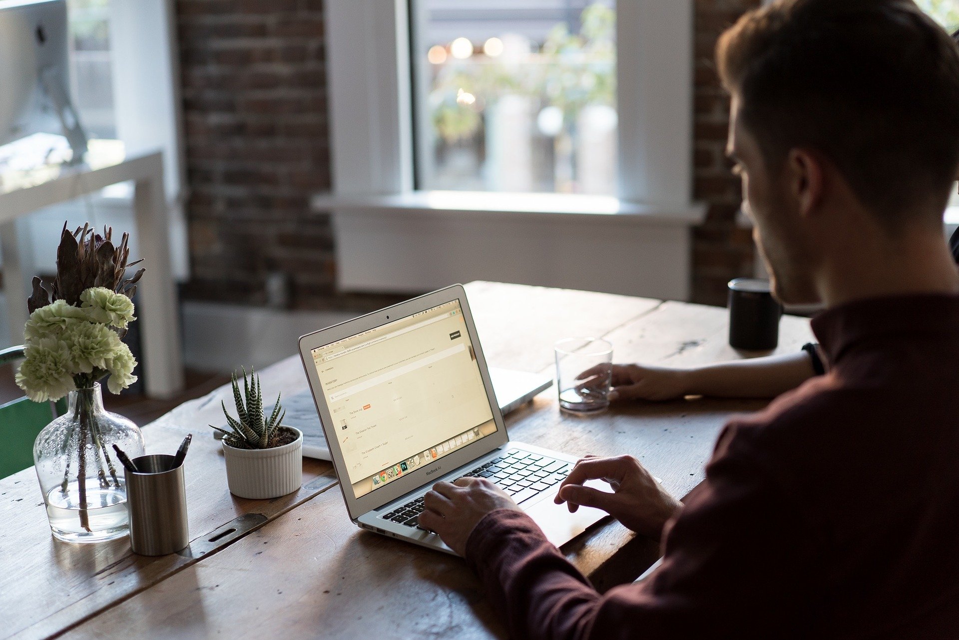 Come organizzare una postazione di lavoro ergonomica